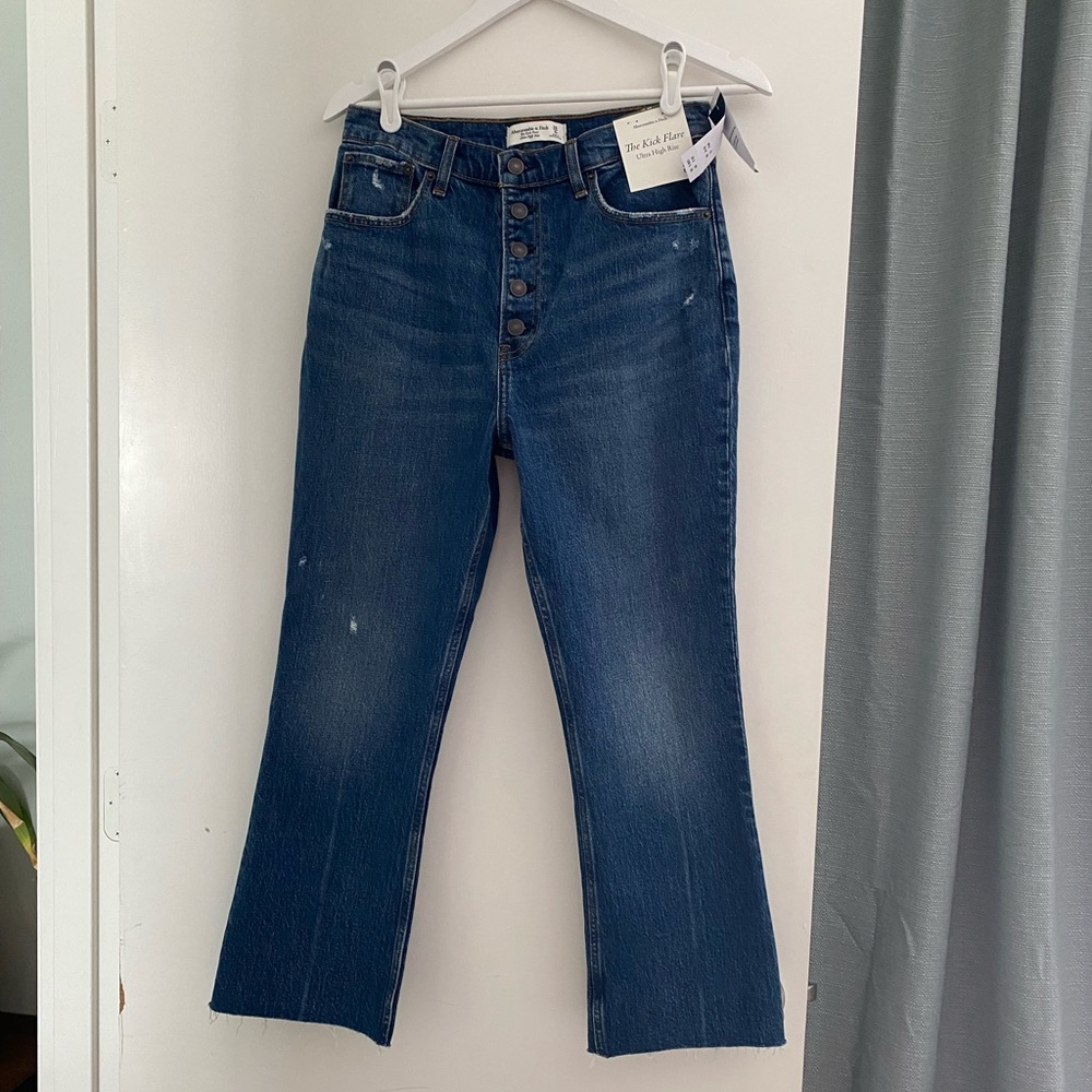 NWT Abercrombie Kick Flare High Rise Jeans 28